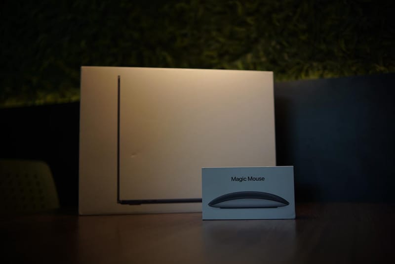 Caixa de MacBook Air e Magic Mouse originais